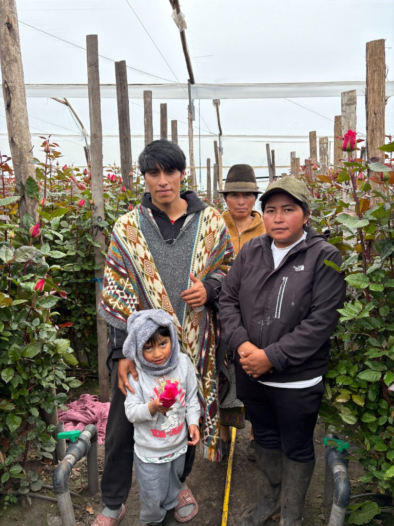 Familia floricultora en invernadero de Ecuador